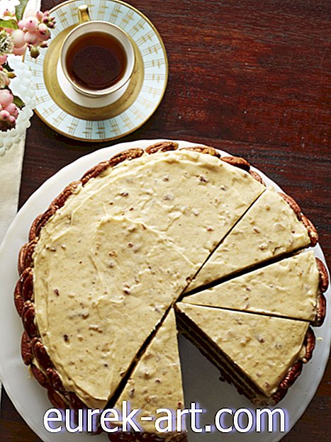 Gâteau au beurre et au chocolat brun avec glaçage à la citrouille épicée