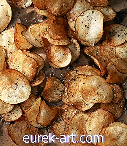 еда напитки - Хрустящие картофельные чипсы с розмарином