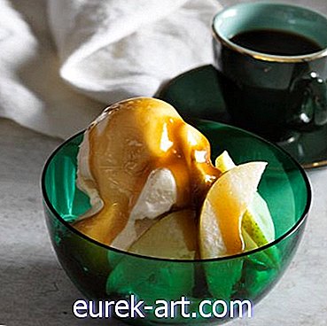 ruoka ja juomat - Vaniljajäätelö karamelli-päärynäkastikkeella