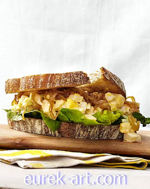 ételek és italok - Tojás-saláta és karamellizált hagyma szendvicsek