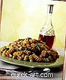 храни и напитки - Италианска, подправена Турция наденица с паста