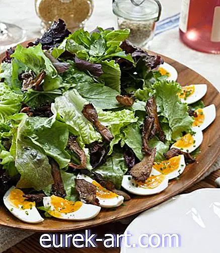 Salată de rucuri și salată de copii cu ouă fierte moi și ciuperci de stridie prăjită