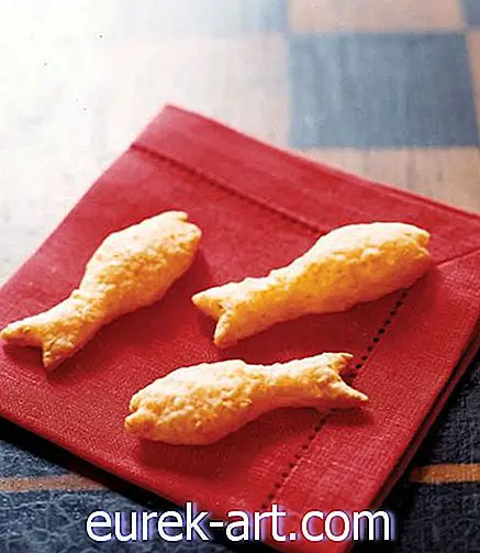 Cheddar gullfisk Crackers med peanøttsmørspredning