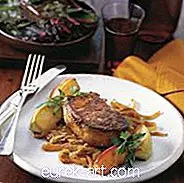 Essen & Getränke - Mit Koriander überbackene Schweinekoteletts mit Bratäpfeln und karamellisierten Zwiebeln