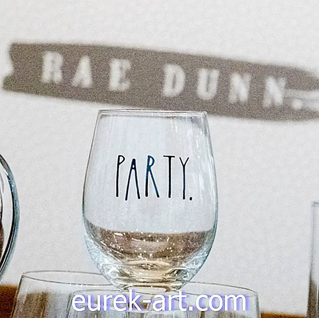 Aqui está sua primeira olhada na nova linha de produtos vidreiros da Rae Dunn