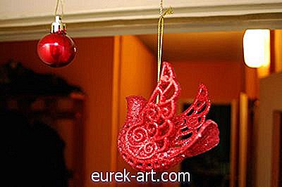 atostogos ir šventės - Kaip pakabinti kalėdinius papuošalus nuo lubų su magnetais