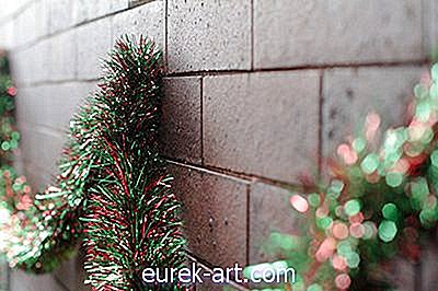 벽돌에 크리스마스 화환을 걸어 놓는 방법