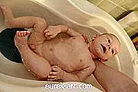 Kā iesaiņot mazuļa vannu iesaiņojumā