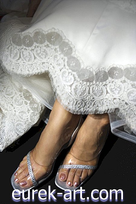 كيفية تنظيف الأوساخ من تنحنح فستان الزفاف الدانتيل