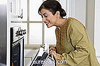 У дома - Как да почистите изпечен разлив в фурна