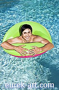 Чи можете ви розмістити надувний басейн поверх фанери?