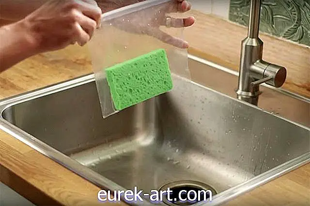 Fabriquez facilement un sac de glace avec une éponge de cuisine