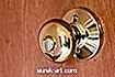 Jak zmienić klamkę drzwi za pomocą klipsa