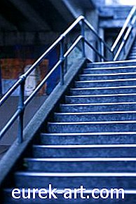 Kakšna je najmanjša globina tekalne plasti stopnic?
