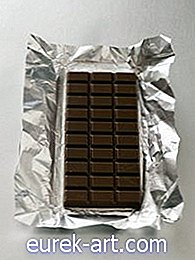 家 - 白い布団からチョコレートの染みを取り除く方法
