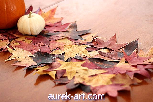 Runner da tavolo fai-da-te creato con vere foglie d'autunno