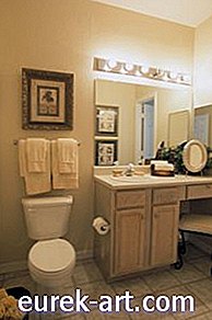 Zuhause - Wie man ein Badezimmer-Eitelkeit-Stab-Licht über einem Spiegel sortiert