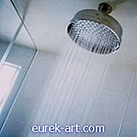 Goresan di Warung Shower Plastik