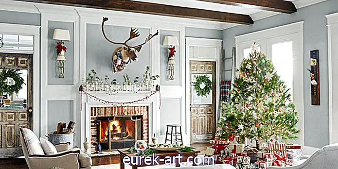 Znotraj božičnega doma v Tennesseeju, obloženega z vintage božičnim dekorjem