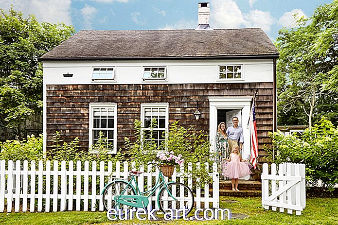 Titta inuti detta tre-århundrade-gamla saltbox hem i Hamptons