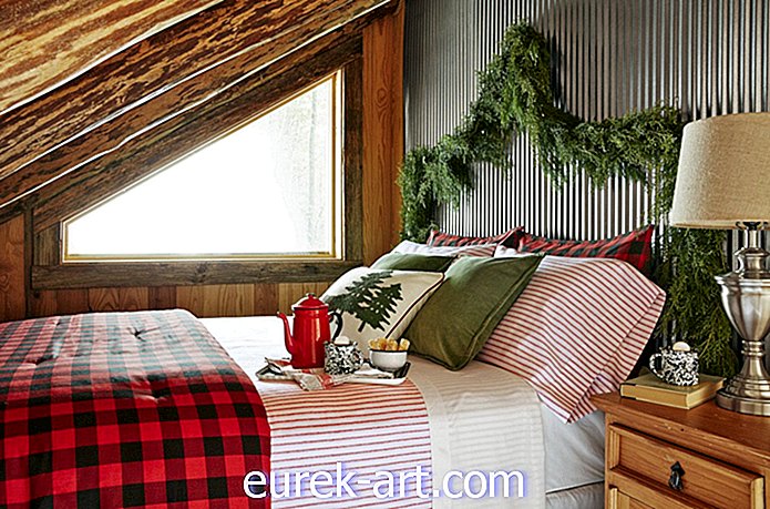 Questa affascinante cabina nel Tennessee è l'epitome di decorazioni natalizie rustiche