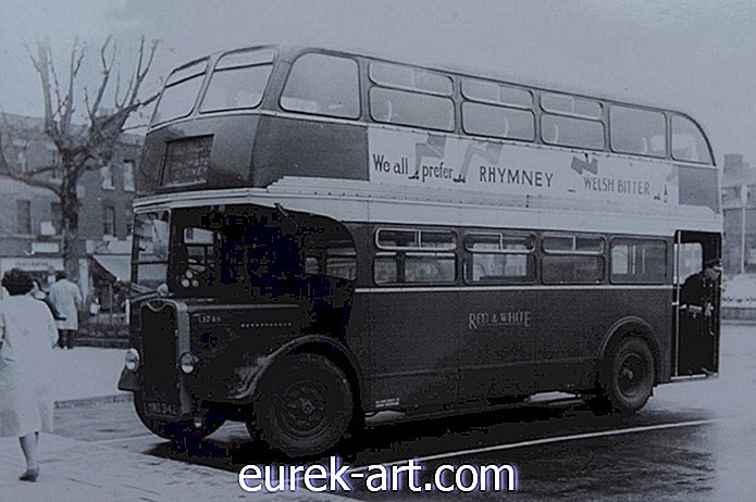 Αυτός ο Γλυκός Σύζυγος αγόρασε και αποκατέστησε το Vintage Bus που γνώρισε τη γυναίκα του πριν από 60 χρόνια