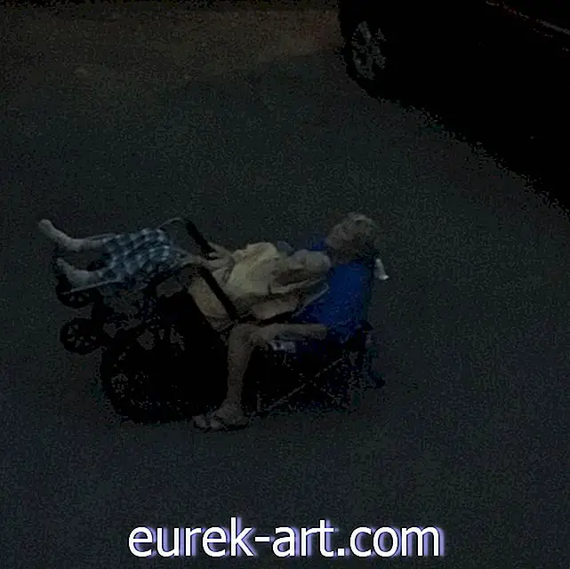 फोटो खींचने वाली महिला अपने बुजुर्ग पिता की मदद करते हुए ग्रहण देखती है