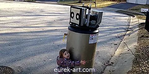bērni un mājdzīvnieki - Šis vīriešu video ar mazu meiteni, kas kļūdaini sabojāja ūdens sildītāju robotam, ir pārāk jauki, lai to izturētu
