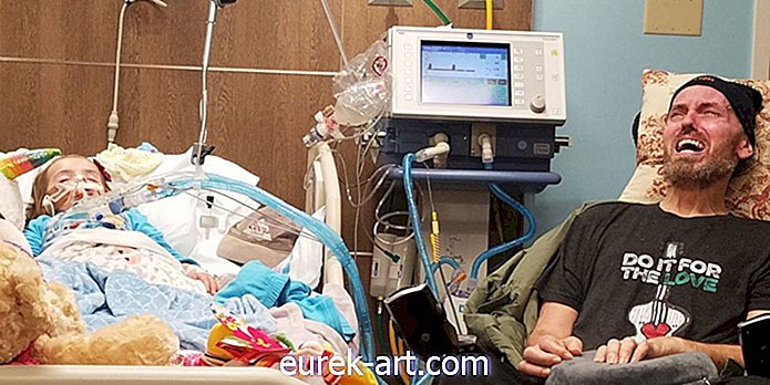 Dette bildet av en bestefar ved en liten jentes sykehusseng bryter hjerter over hele verden