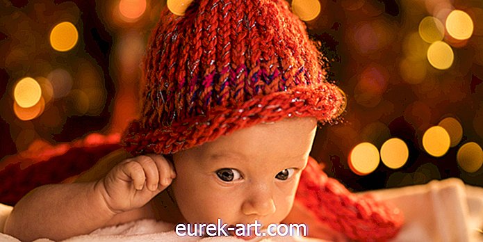 Questi 17 neonati che indossano abiti natalizi lavorati a maglia riempiranno il tuo cuore di allegria