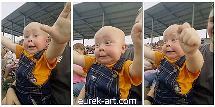 Ce bébé ne peut pas contenir son excitation à la foire du comté