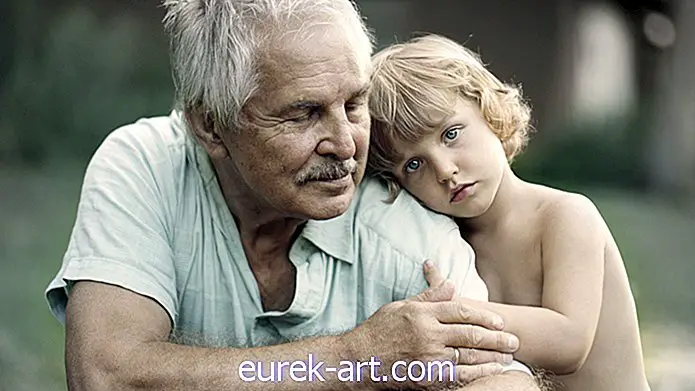 Ši nuotraukų serija puikiai užfiksuoja ryšį tarp vaikų ir jų senelių