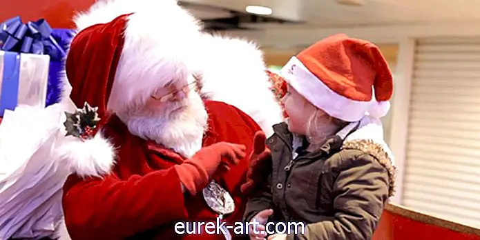 Observez ce Père Noël bienveillant utiliser le langage des signes pour célébrer la journée des petites filles