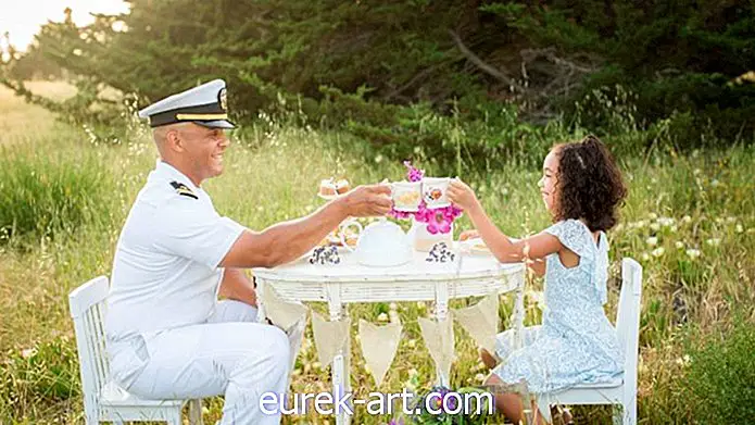 Фотографът заснема сладки моменти на военни татковци, пиещи чай с дъщерите си