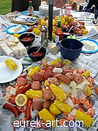 Cum să setați masa pentru o petrecere de homar