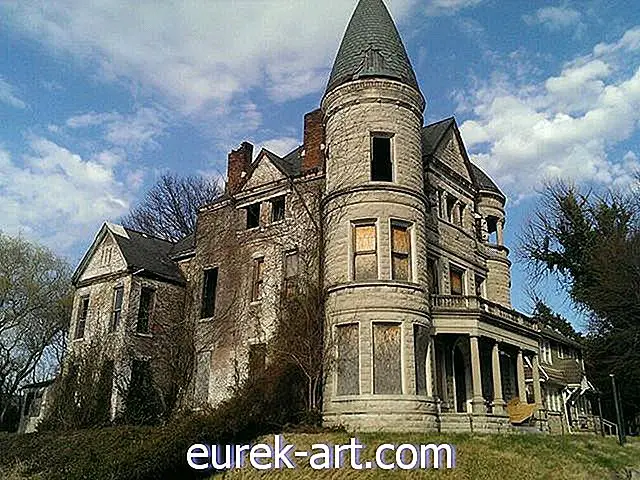 Tento strašidelně vypadající dům Kentucky se prodal za $ 1