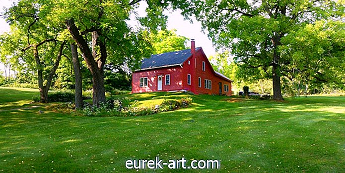 địa ốc - 6 ngôi nhà nhỏ màu đỏ đáng yêu được bán trên khắp đất nước