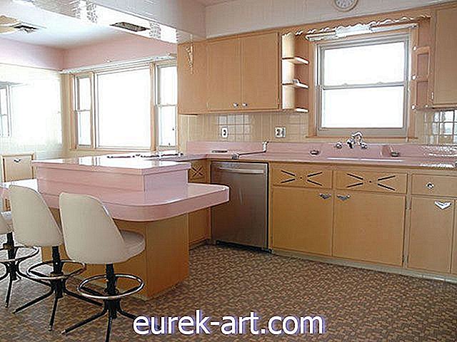 imobiliária - Esta cozinha retrô é uma explosão perfeitamente rosa do passado