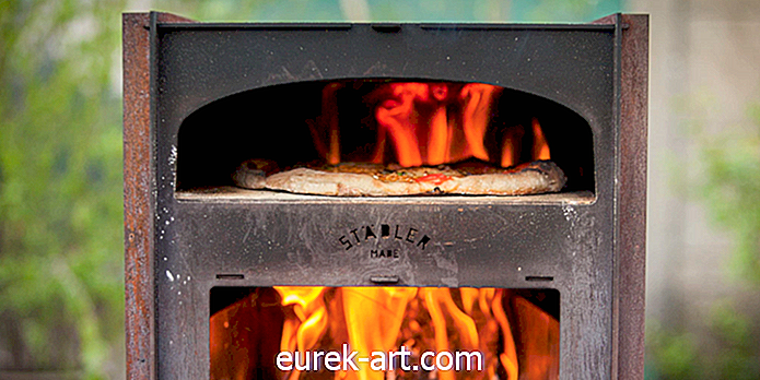 התנור הזה מאפשר לך לאפות פיצה עם עצים בחצר האחורית שלך