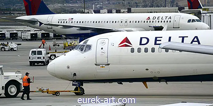 du lịch - Delta Airlines trả cho một gia đình 11.000 đô la để từ bỏ ghế hàng không của họ