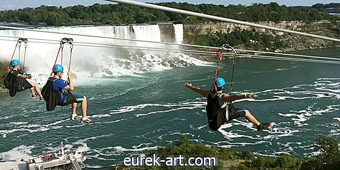 Adakah Anda Berani Cukup Untuk Mencuba Zipline Baru Ini Lebih Niagara Falls?