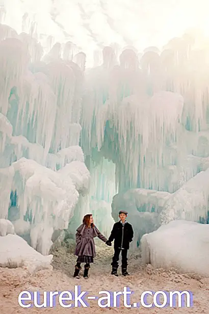 Những bức ảnh tuyệt đẹp về lâu đài băng của bang Minnesota sẽ thay đổi suy nghĩ của bạn về việc ghét mùa đông