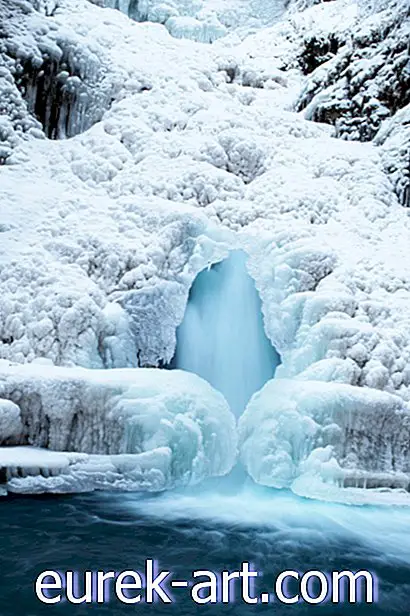 Những bức ảnh về một thác nước đóng băng ở Alaska hoàn toàn mê hoặc